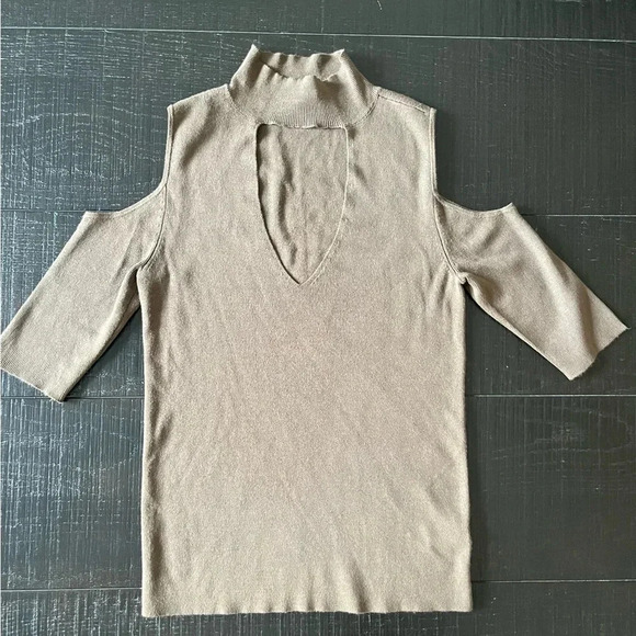 Express Women’s Ribbed Cold Shoulder Cut-Out Mock Neck Sweater SZ L - Picture 3 of 8